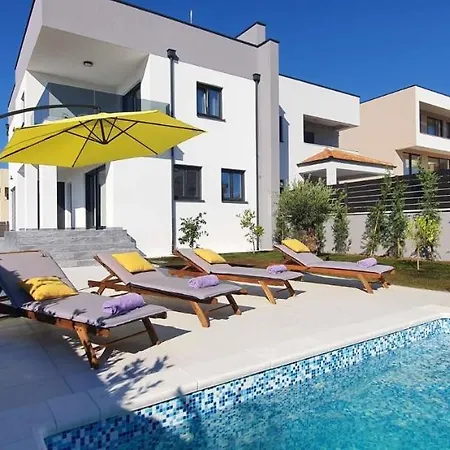 Villa Ivona Swimming Pool And Jacuzzi *